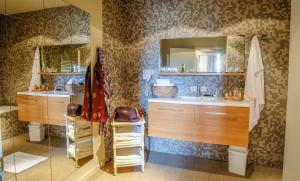 迪南La Merveilleuse by Infiniti hôtel的一间带水槽和镜子的浴室