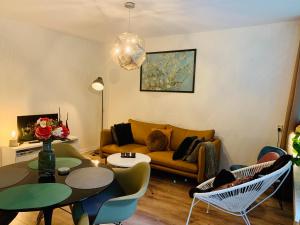 奥特罗Zonnebos, private garden, fresh air, relax!的客厅配有沙发和桌椅