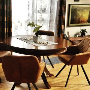 比克伯德兰公寓的一间带木桌和椅子的用餐室