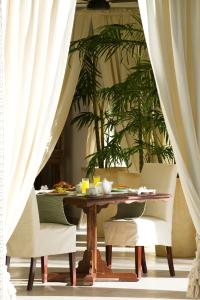 布韦朱巴拉扎桑给巴尔Spa度假村的餐桌、椅子和白色窗帘
