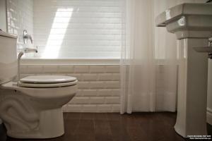 霍普港种植园住宿加早餐旅馆的白色的浴室设有卫生间和淋浴。
