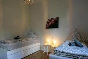 巴德茨维什安HausAltenkamp的一间卧室配有两张床和一张带两盏灯的桌子。