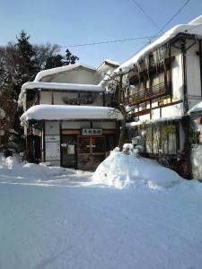 山之内町乌托市旅馆的前面有一堆积雪的房子