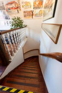 圣地亚哥普罗维登住宿加早餐酒店的走廊上设有墙上艺术楼梯