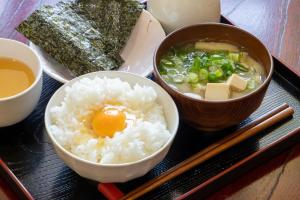 KaiyoGuest House Fuku-chan的盘子上放着米饭,鸡蛋和一碗汤