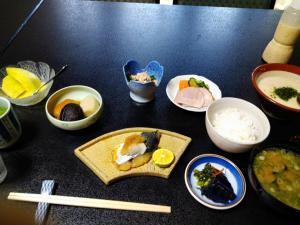 松江市縁の宿 北堀的餐桌上放着食物和碗