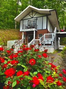 卢尔湖Grafton Lodge的前面有红花的房子