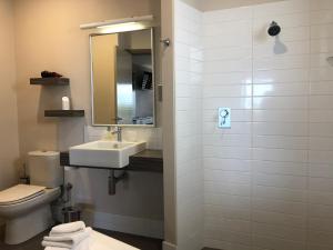 奥尔巴尼Saltair Luxury Accommodation - Adults Only的一间带水槽、卫生间和镜子的浴室