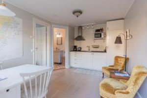 瓦克斯霍尔姆Stockholm Archipelago apartment的一间厨房和一间带两把椅子和一张桌子的客厅