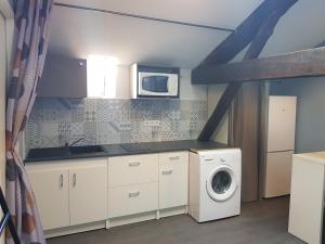 萨索内坎普尚布尔玫瑰小屋民宿的厨房配有洗衣机和微波炉。
