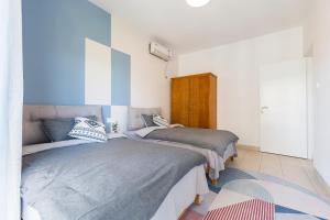 三亚三亚阳光海景公寓的一间带两张床和一张沙发的卧室