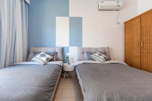 三亚三亚阳光海景公寓的带窗户的客房内设有两张单人床。