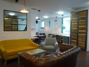 艾丝黛拉Agora Hostel的带沙发、椅子和桌子的等候室