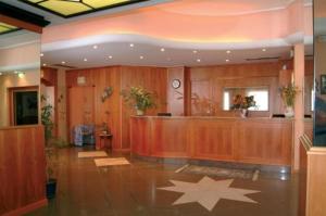 马斯诺维斯康蒂罗思澄堂勒酒店的大堂设有前台,地板上有一星星星