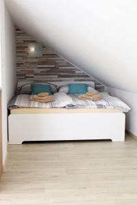 泰普拉河畔贝乔夫Apartmány v podhradí的一间卧室配有一张带木制床头板的床