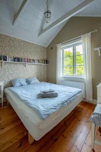 瓦克斯霍尔姆Vaxholm Seaview Cottage的一间卧室设有一张大床和一个窗户。