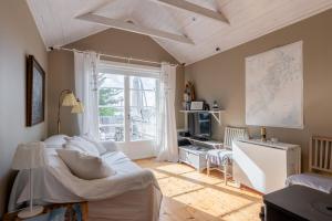 瓦克斯霍尔姆Vaxholm Seaview Cottage的客厅配有白色沙发和窗户