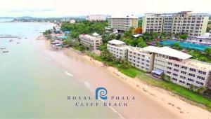班昌Royal Phala Cliff Beach Resort的享有海滩的空中景色,设有建筑和海洋