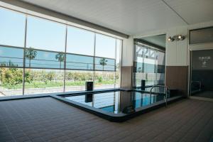 泉南市SORA RINKU的一座大型建筑,窗户前设有游泳池
