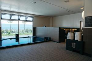 泉南市SORA RINKU的一间带游泳池和大窗户的浴室