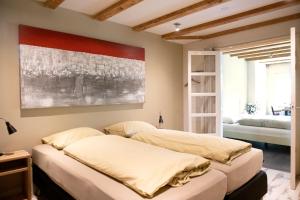阿姆斯特丹Family House Amsterdam的卧室内的两张床,墙上有绘画作品