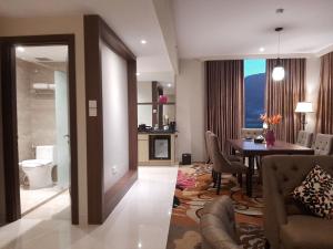 哥伦打洛省ASTON Gorontalo Hotel & Villas的一间带桌子的客厅和一间餐厅