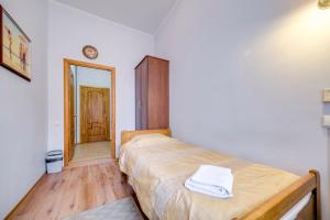 圣彼得堡雷恩公园旅馆的一间小卧室,配有一张床和一个走廊