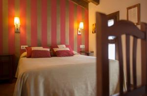 韦尔塔德贝罗拉格尔维洛酒店的一间卧室配有一张红色和白色条纹的床