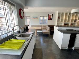 迪德科特Southernwood - Wantage Road House的一个带水槽的厨房和一间客厅