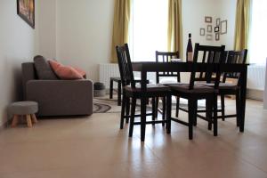 泰普拉河畔贝乔夫Apartmány v podhradí的客厅配有桌椅和沙发