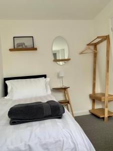 Amaya Three - Newly Renovated - Sleeps 6 - Grantham客房内的一张或多张床位