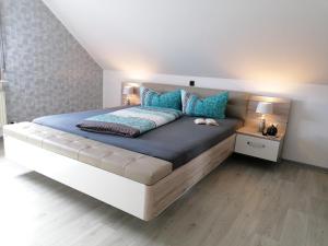 Offenheim韦伯公寓酒店的一间卧室配有一张带蓝色枕头的大床