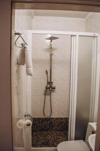 VoytovtsyDuet Plus Motel的带淋浴和卫生间的浴室