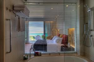 阿布扎比亚斯岛皇冠假日酒店的浴室设有浴缸和窗户。
