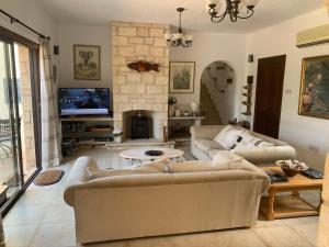 珊瑚湾Villa Manzanillo的客厅设有两张沙发和一个壁炉