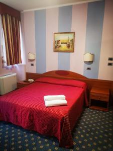 蒙卡列里凯沃尔度假酒店的酒店客房,配有红色的床和两条毛巾