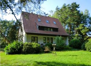 新基兴Ferienwohnung Bachforelle的一间白色的小房子,有红色的屋顶