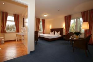 柯莱恩内美洛黑德霍夫海景酒店的酒店客房配有一张床铺和一张桌子。