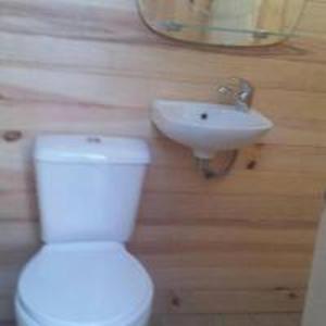 阿尔加罗沃Eldorado Yurt的浴室配有白色卫生间和盥洗盆。