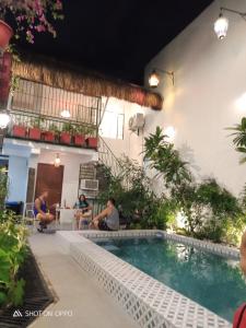 马尼拉Airport Hostel Manila的一座房子庭院中的游泳池
