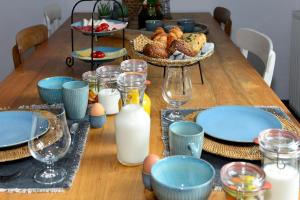 里德凯尔克B & B Meet the Dutch的木桌,盘子和碗的食物和牛奶