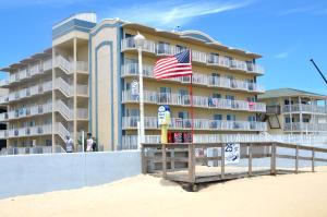 大洋城水晶海滩酒店的海滩上拥有美国国旗的酒店