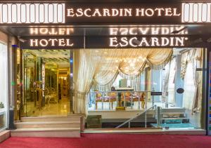 伊斯坦布尔Escardın hotel的一家豪华酒店的商店前部,有标志