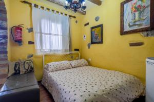 La GuanchaCasa Carmelita的一间小卧室,配有床和窗户