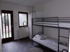 鲁尔蒙德Stadswoning Roermond的客房设有两张双层床和一扇窗户。