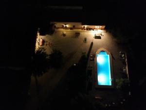 贝莱斯-鲁维奥科尔蒂霍拉埃斯特雷酒店的享有建筑的顶部景色,拥有蓝色的灯光