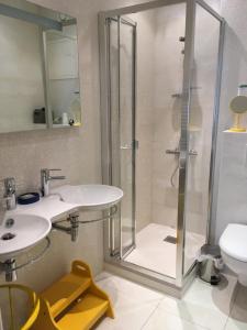 库隆马莱酒店的带淋浴、盥洗盆和卫生间的浴室