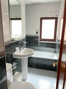 奥尼斯培尼亚圣塔公寓酒店的浴室配有盥洗盆和浴缸。