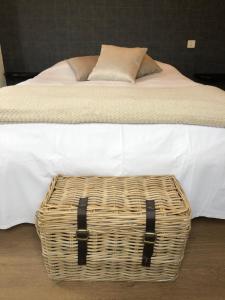 香槟沙隆波特戴塔尹酒店的一张床上挂着柳条篮子的床