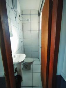 库里提巴Palace Hotel的一间带卫生间和水槽的浴室